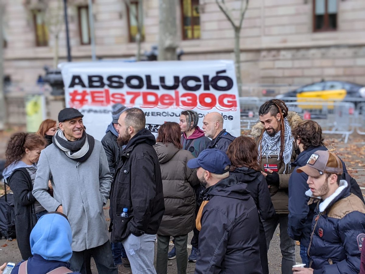 Avui que els seus fanàtics parlen del lideratge de <a href="/KRLS/">krls.eth / Carles Puigdemont</a>, recordo que 7 persones (<a href="/els7del30G/">Els7del30G</a>) estem represaliades per defensar el Parlament  perquè vingués i fos proclamat "democràticament" president el #30G

No va venir
Els seus mossos van reprimir
Demanen 17 anys de presó