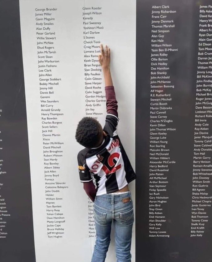 This Photo of Tiote’s son pointing to his dads name on the Newcastle players Borad still hits me hard 😔😔#NUFC