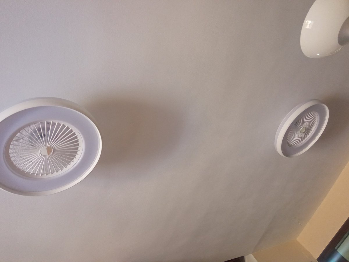 GemaGF's tweet photo. Mis padres han colocado estos ventiladores en el salón. Parece que la casa va a despegar en 3,2,1... https://t.co/2FNyeK6vQh