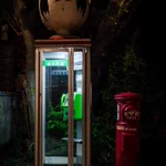 【話題‼】宮城県の鳴子温泉のこけし電話ボックスがもはや怪異…
