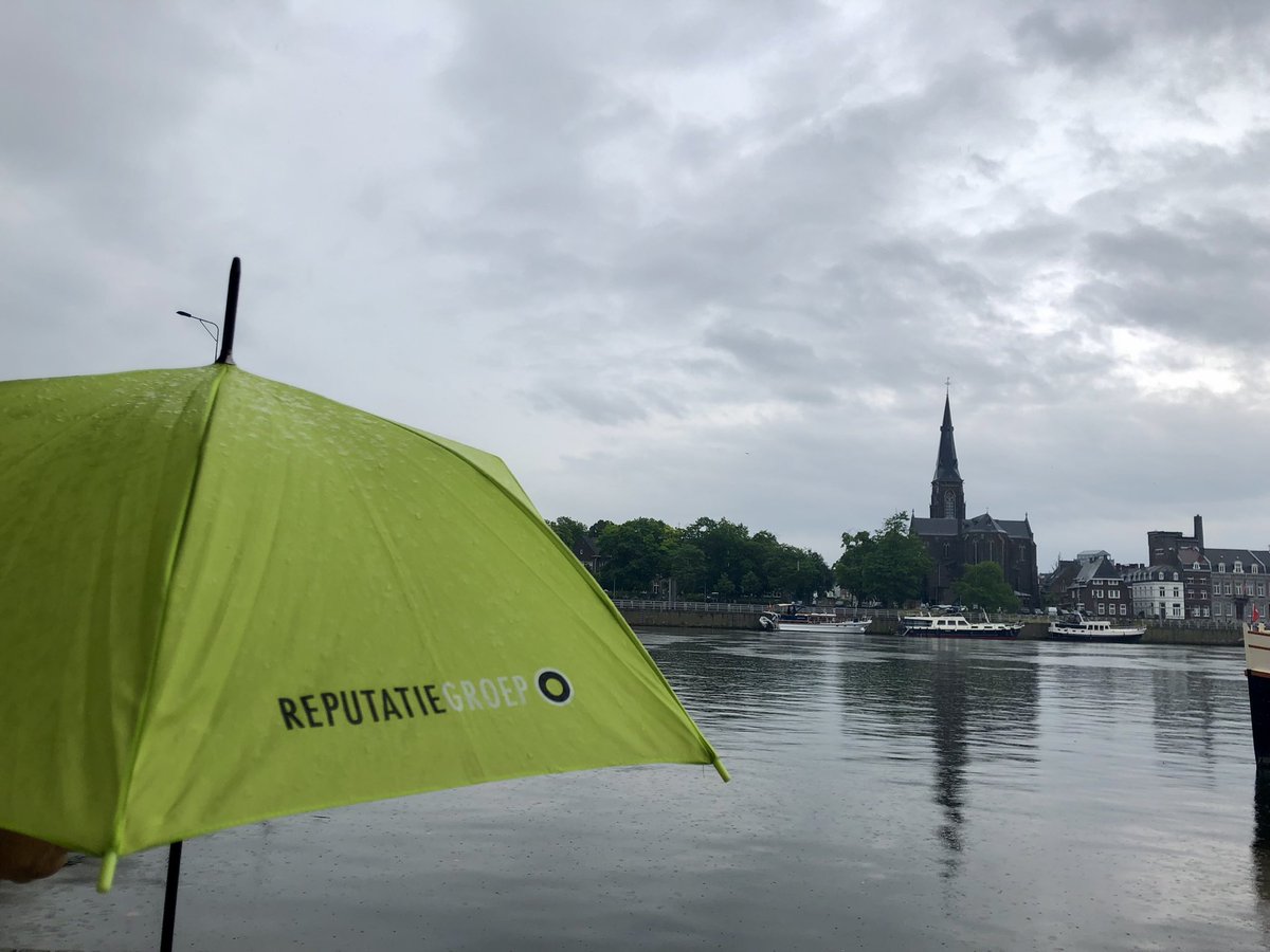 reputatiegroep's tweet photo. Regenachtig uitje in een van de mooiste steden van Nederland. Genieten @uitMaastricht https://t.co/iMjgztWVeo