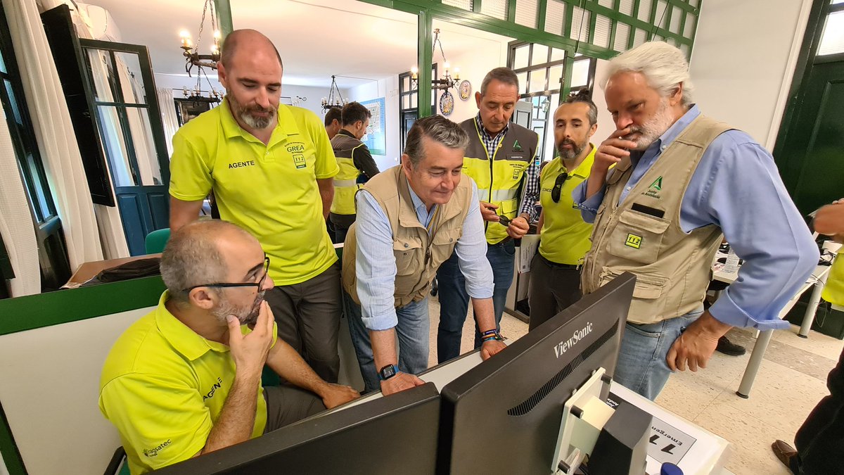 E112Andalucia's tweet photo. El viceconsejero de @InteriorJunta ha acudido a primera hora de la mañana al #CECOPI donde los compañeros le han dado la última hora del despliegue del #PlanRomero2022 que sigue discurriendo con normalidad. https://t.co/paIvGtuI7T