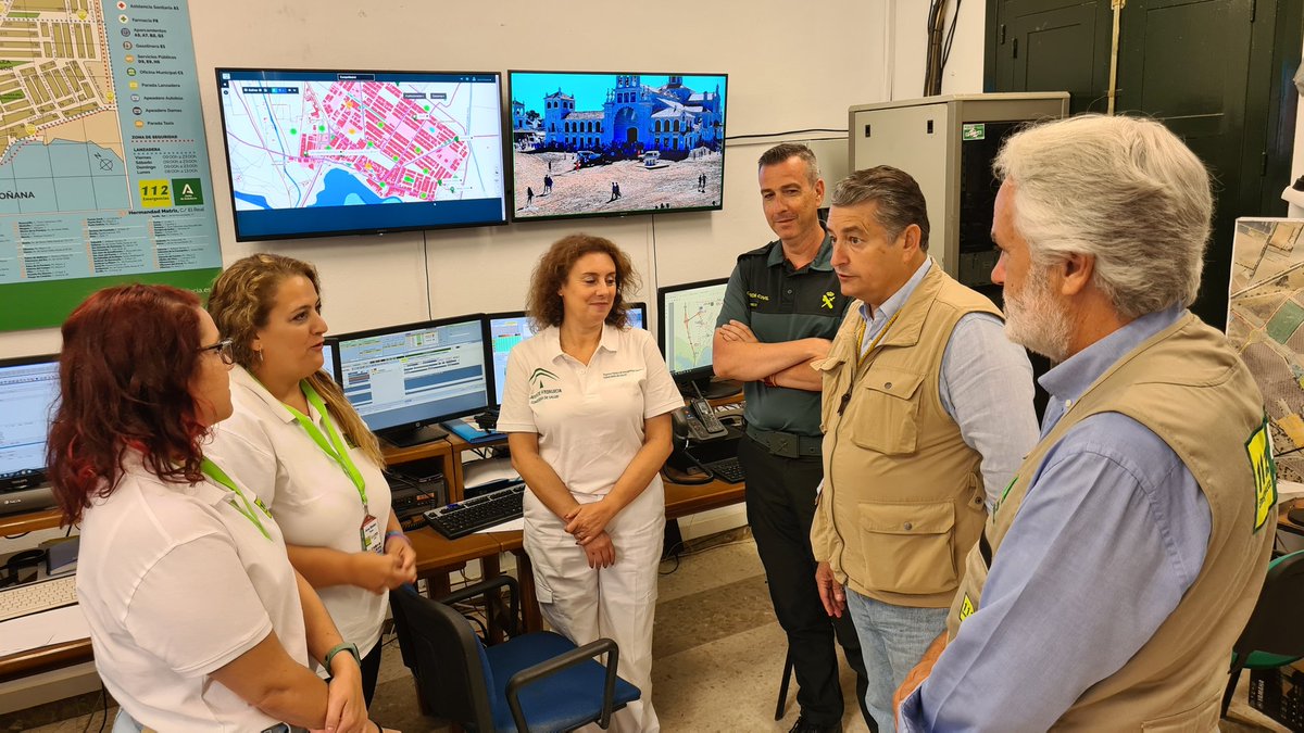E112Andalucia's tweet photo. El viceconsejero de @InteriorJunta ha acudido a primera hora de la mañana al #CECOPI donde los compañeros le han dado la última hora del despliegue del #PlanRomero2022 que sigue discurriendo con normalidad. https://t.co/paIvGtuI7T