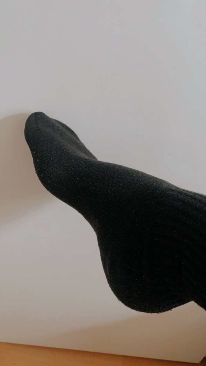 godessalexia_'s tweet photo. @geldautomaat1 Fussanbetung #sklave #black #tennissocken https://t.co/CBweiAB6a7