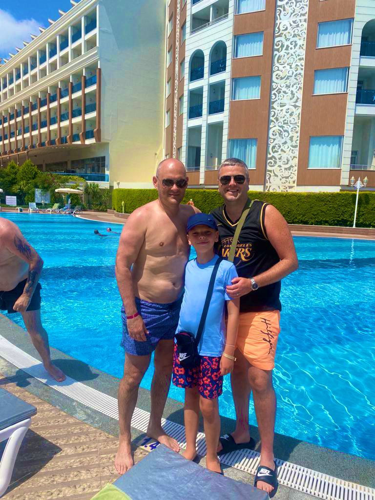 Not every day you run into Alex Neil poolside, topped off a perfect holiday with the Family ☀️🔴⚪️