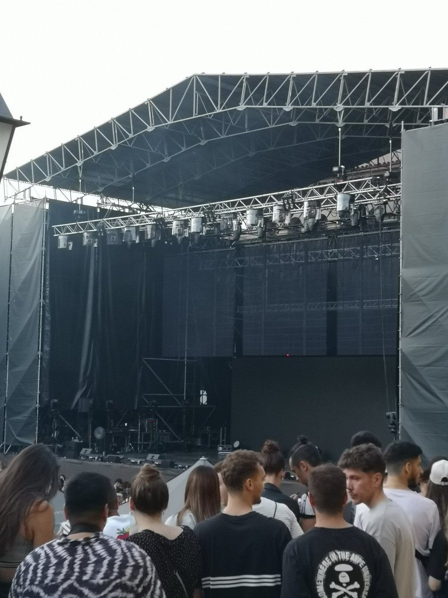 ARRONI__'s tweet photo. Ayer tuve cita con mis dioses @NatosyWaor y esta fue la única foto que hice. No podía parar de mirarlos, dejarme la voz y sonreír como hacía tiempo que no lo hacía. Cantaron auténticos clásicos y fue un show en mayúsculas. Gracias Fernando, Gonzalo y Jorge. Siempre conmigo. https://t.co/EPl8WqNkIr