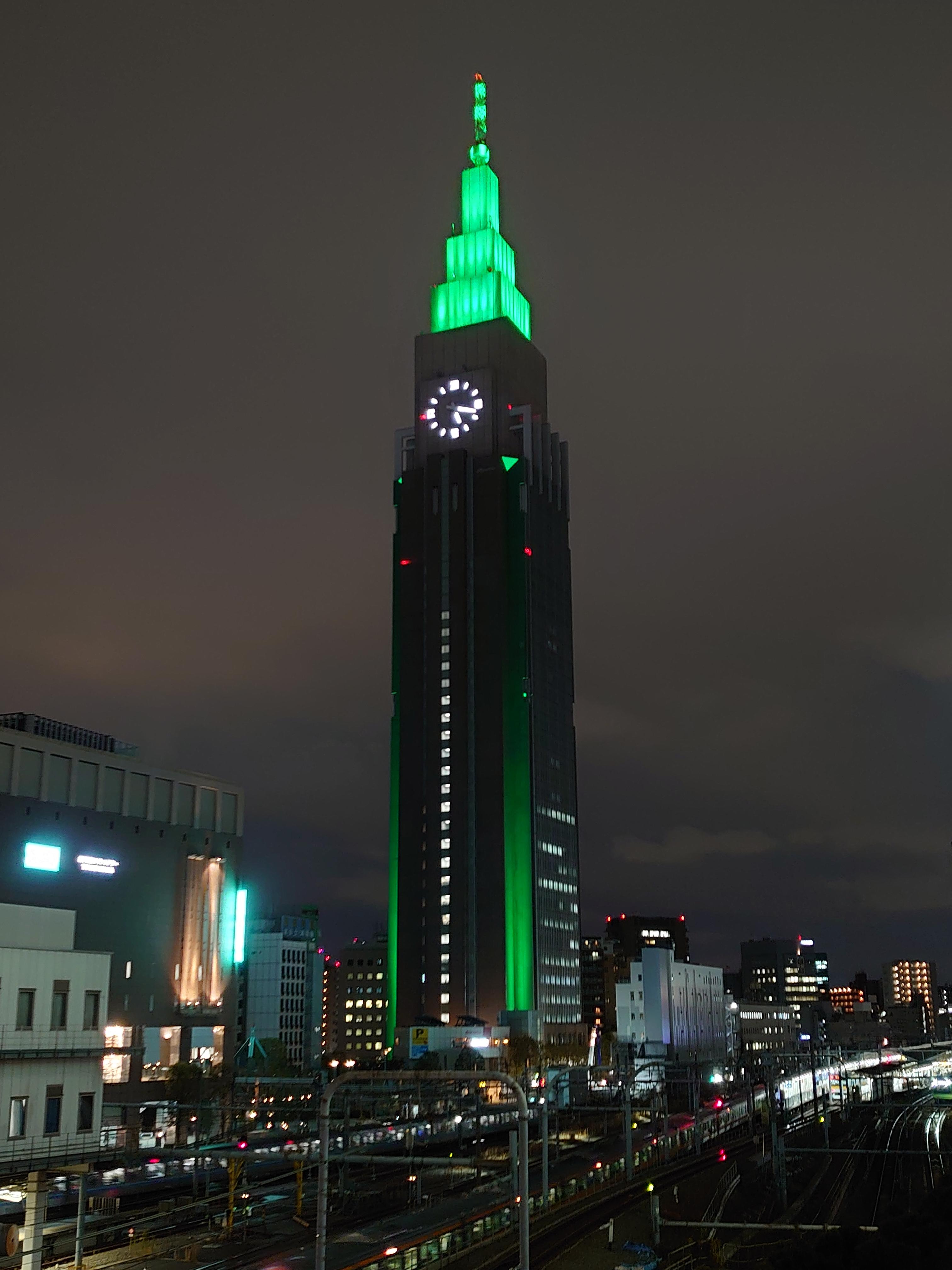 Nttドコモ 6月5日は 環境の日 本日 日本各地のランドマーク施設のライトアップカラーが 環境をイメージした グリーン に変わるそうです そこで ドコモ代々木ビル 100 再エネ も グリーン にライトアップしました 脱炭素社会実現への想いを