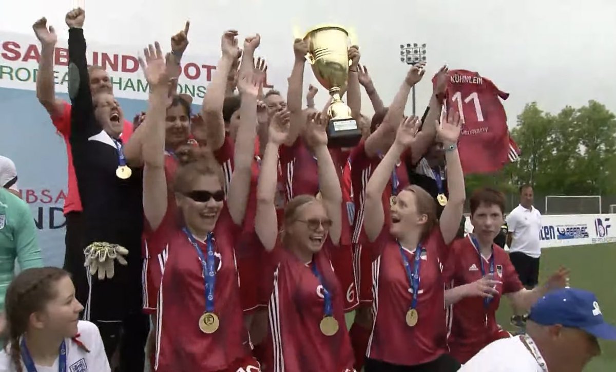 Eine schöne Geste: Katharina Kühnlein, die in der Torschützenliste der Blindenfußball-Bundesliga auf Platz 9 landete, fehlte aufgrund eines Bänderrisses. Kühnleins Trikot wurde bei der Siegerehrung hochgehalten.