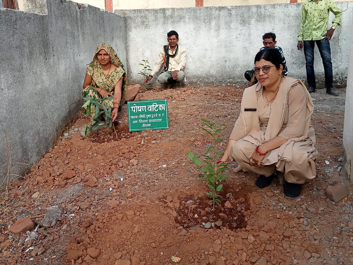 AnupamSharmaIFS's tweet photo. #EnvironmentDay

Sendhwa Forest Division undertook an initiative to setup 64 पोषण वाटिका in 64 आंगनवाड़ी of 64 Beats, to be a part of addressing the issue of malnutrition in the region which disproportionately impacts women &amp; children.

@CMMadhyaPradesh
@MinForestMP
@byadavbip https://t.co/P49SRz3Ggl