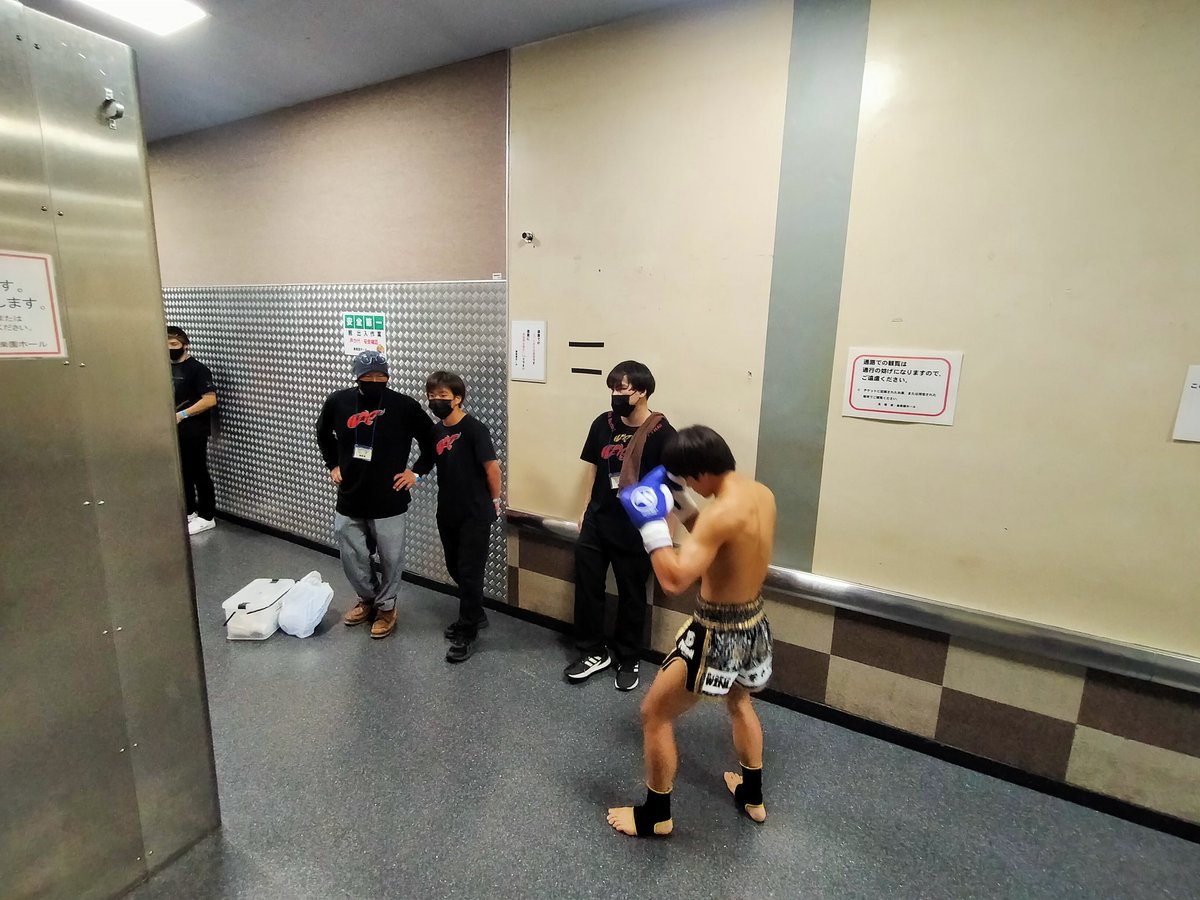 TAKEMURAAKIRA's tweet photo. 本日はNJKFさんにお邪魔しております。
NJKFフライ級王者・優心 vs NKBフライ級・杉山空は決め手を欠くドローでしたが、杉山空はノーランカーながら王者相手に頑張ったと思います。
#NJKF
#NKB https://t.co/5GiK7XecJX
