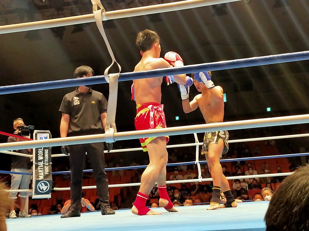 TAKEMURAAKIRA's tweet photo. 本日はNJKFさんにお邪魔しております。
NJKFフライ級王者・優心 vs NKBフライ級・杉山空は決め手を欠くドローでしたが、杉山空はノーランカーながら王者相手に頑張ったと思います。
#NJKF
#NKB https://t.co/5GiK7XecJX
