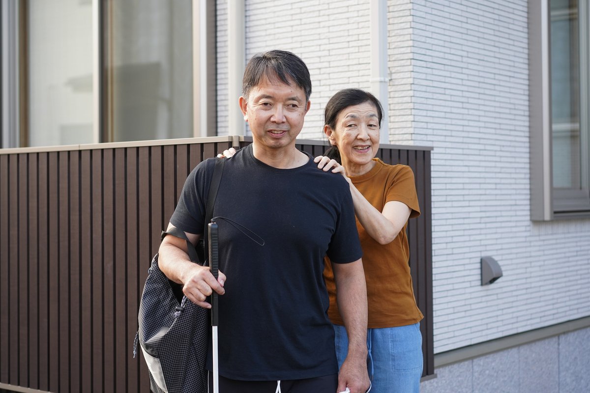 全盲の宮城正さん（61）と妻・好子さん（59）は周囲の反対を押し切り、37年前に結婚し、娘3人を育てました。失敗も多い中、創意工夫で乗り切ったという夫妻。一方、長女はそんな姿を見て「視覚障害者の可能性を広めたい」と2年前に起業しました。（撮影：長谷川美祈） 