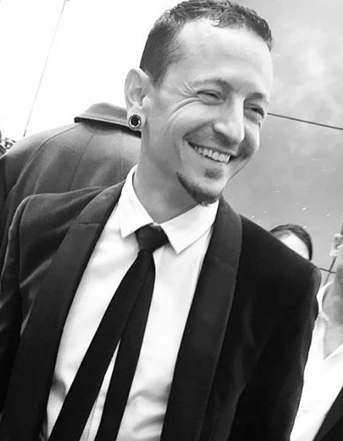 Good Sunday! I'm not here so much but you all are always in my mind🌹
Here's the GOOD GUY we love so much❤️
#ChesterBennington♾️
#MakeChesterProud♾️
#ChesterForever♾️