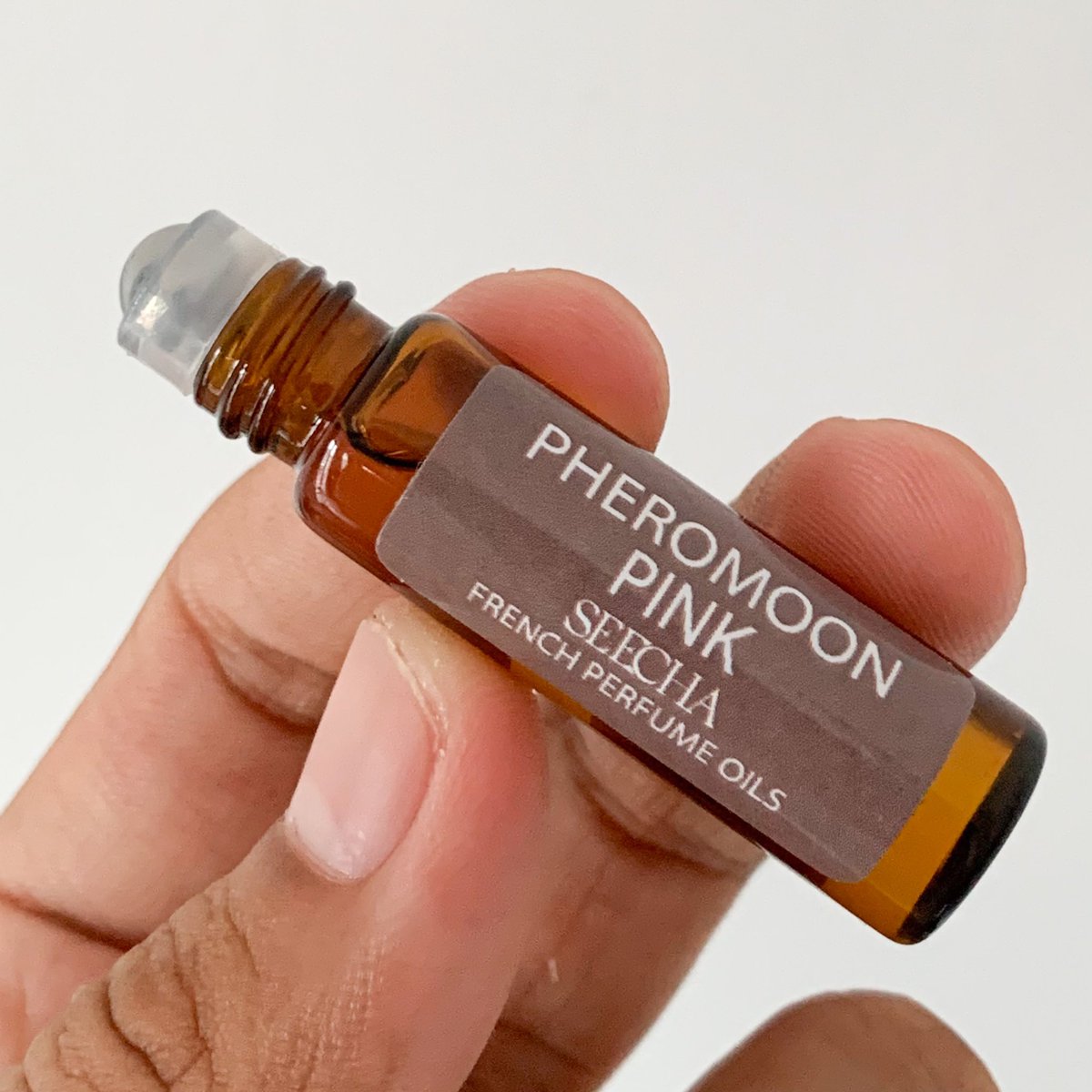 น้ำหอมสีชาอันนี้โคตรหอม เค้าเลียนแบบกลิ่นฟีโรโมนเลย ป้ายตามข้อพับ กลิ่นโคตรดึงดูด แนะนำอย่าใช้ร่วมกับใคร เพราะกลิ่นใครกลิ่นมัน

พิกัด : shope.ee/8UUj2msKxM