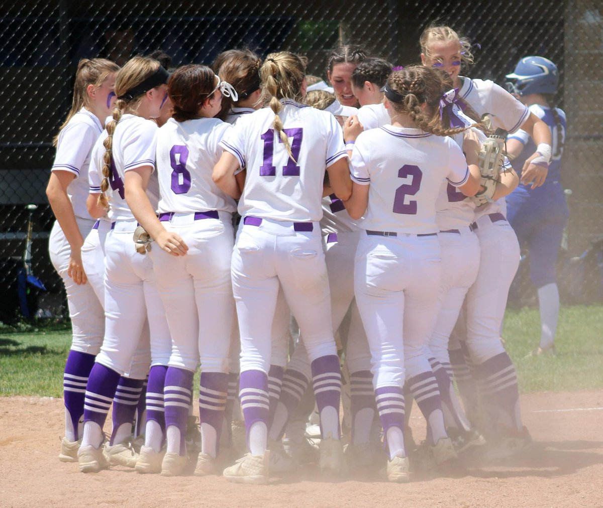 Softball_MW's tweet photo. @oliviashippee 1B; Gabby Schaeffer 3B RBI R; @Daniell51234753 2B R; @mandyypalmer 1B RBI; @ValeriePed55 2-1B; pinch runners Maddy Bendix and Allison Havercamp scoring a R each. #EarnedNotgiven #WinItForDimmit #RegionalChamps https://t.co/XQ73oFneRh