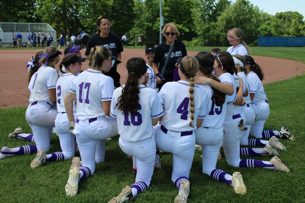 Softball_MW's tweet photo. @oliviashippee 1B; Gabby Schaeffer 3B RBI R; @Daniell51234753 2B R; @mandyypalmer 1B RBI; @ValeriePed55 2-1B; pinch runners Maddy Bendix and Allison Havercamp scoring a R each. #EarnedNotgiven #WinItForDimmit #RegionalChamps https://t.co/XQ73oFneRh