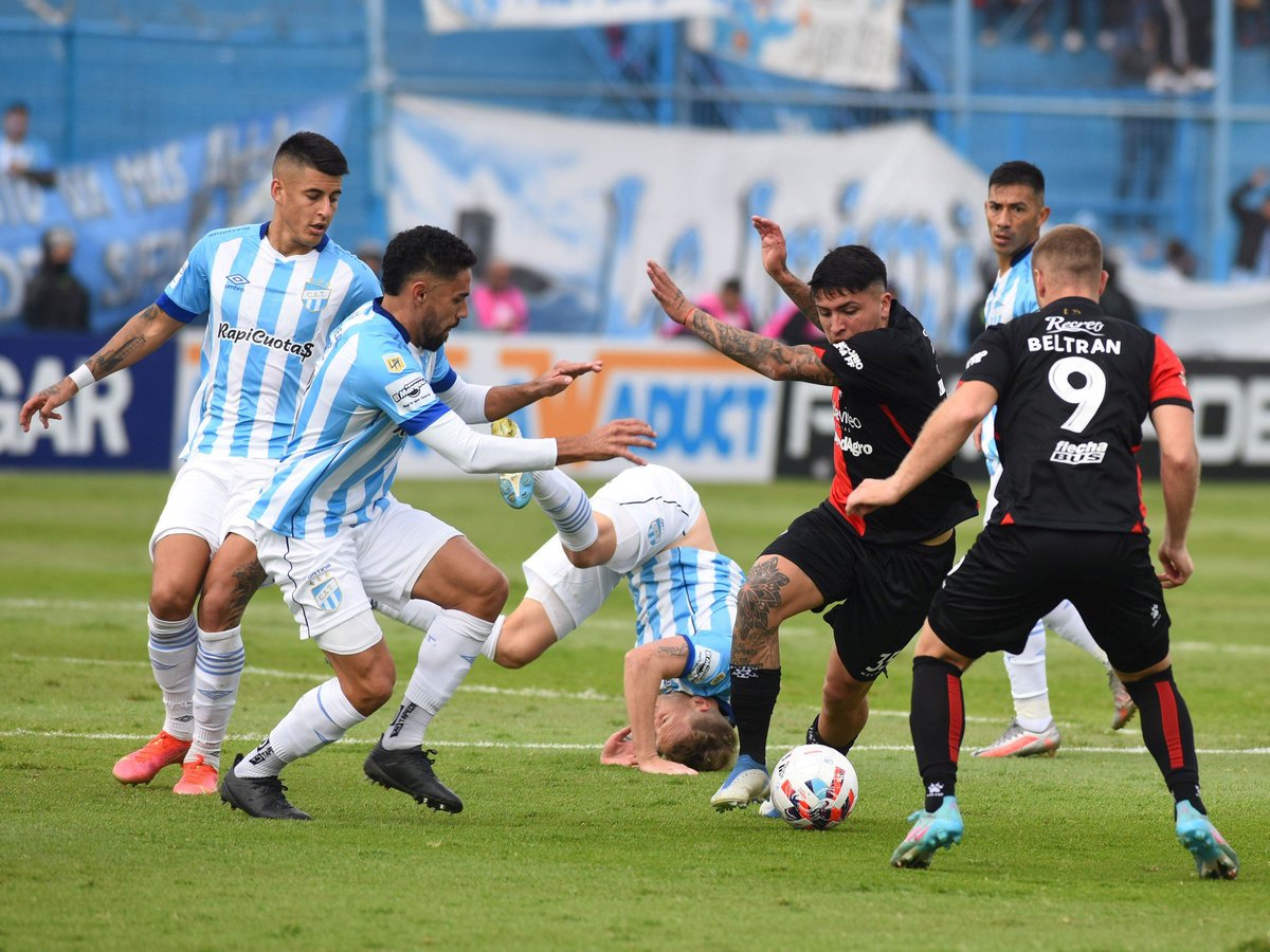 VHSabalero's tweet photo. #DatosDeColor🔴⚫
▶️ Fecha 1️⃣
➡️ Por Cuarta Vez (1995 - 2022) #Colón Marcá Su Primer Gol Del Campeonato Desde Los Doce Pasos.
⚽ @facufarias35 El Nombre Del Gol
🔙 Sus Antecedentes 👇🏻🧵1/3 https://t.co/b2PtBJGWYR