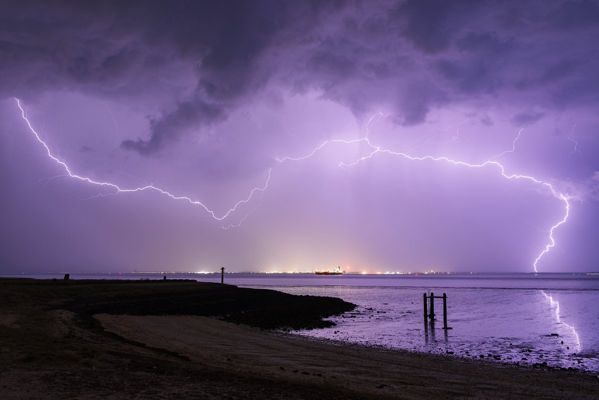 About last night… stormchasen zoals t hoort!🤙🏼😎 langs de Zeedijk bij #Borssele 

#onweer #bliksem #stormchase #thunder #thunderstorm #orage #nikon #dutchcoast #holland 

<a href="/omroepzeeland/">Omroep Zeeland</a> <a href="/NoodweerBenelux/">NoodweerBenelux</a> <a href="/KeraunosObs/">Keraunos</a>