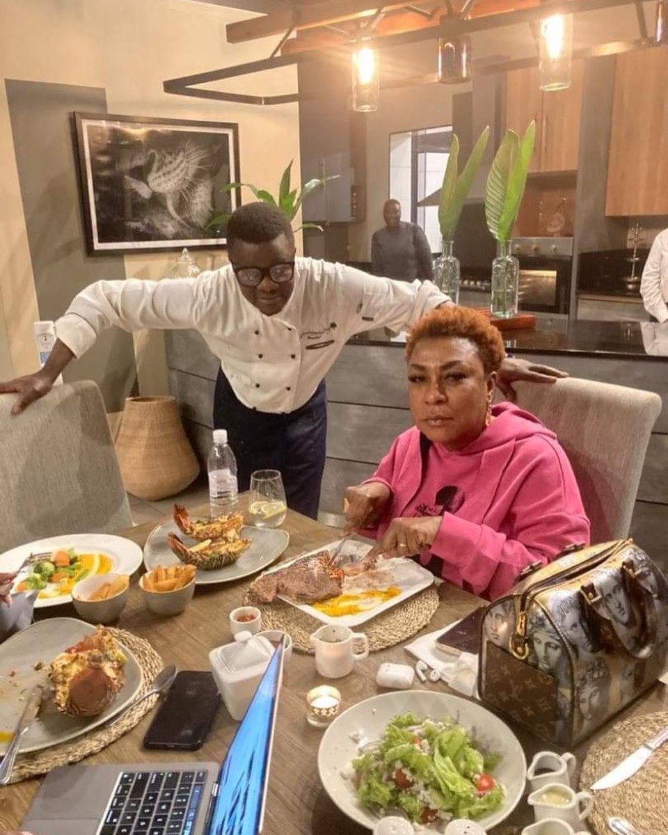 CHEF LUCKY MANJORO has cooked for different President’s and different ministers. This weekend he cooked for MAMA BURNA and BURNA BOY. 

#earGROUND #newvoicesamplified