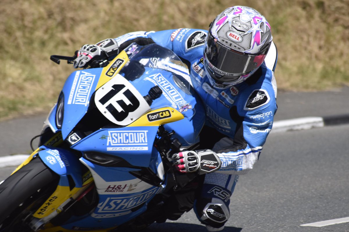 MP94Tom's tweet photo. Lee Johnston Saturdays Superbike race @Lee_johnston13 @ashcourtracing @rstmoto @BellHelmetsUK https://t.co/T4c0wQu6FJ