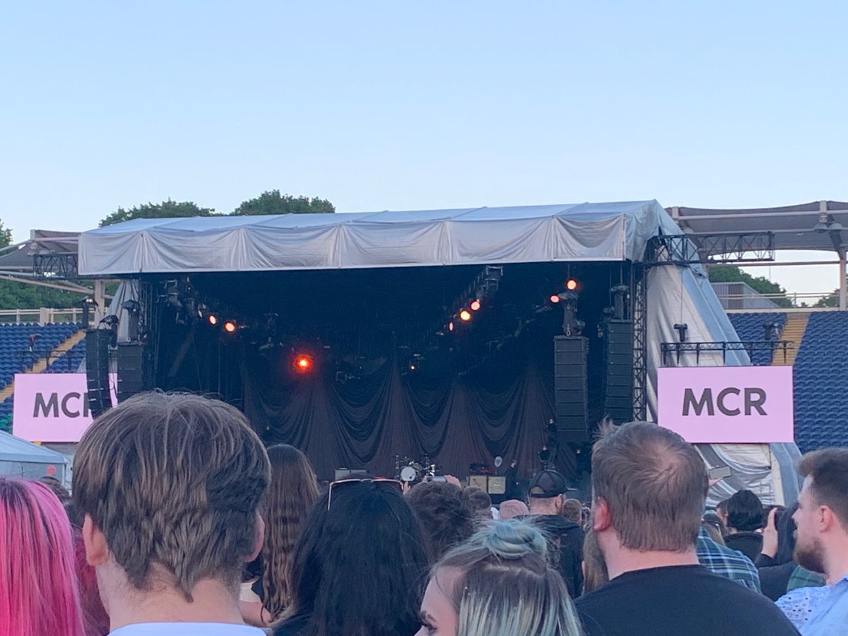 Book_Bat13's tweet photo. Last week I lived my teenage fantasy. Wish I could do it all again #mcrcardiff https://t.co/C0lCZZEHTf