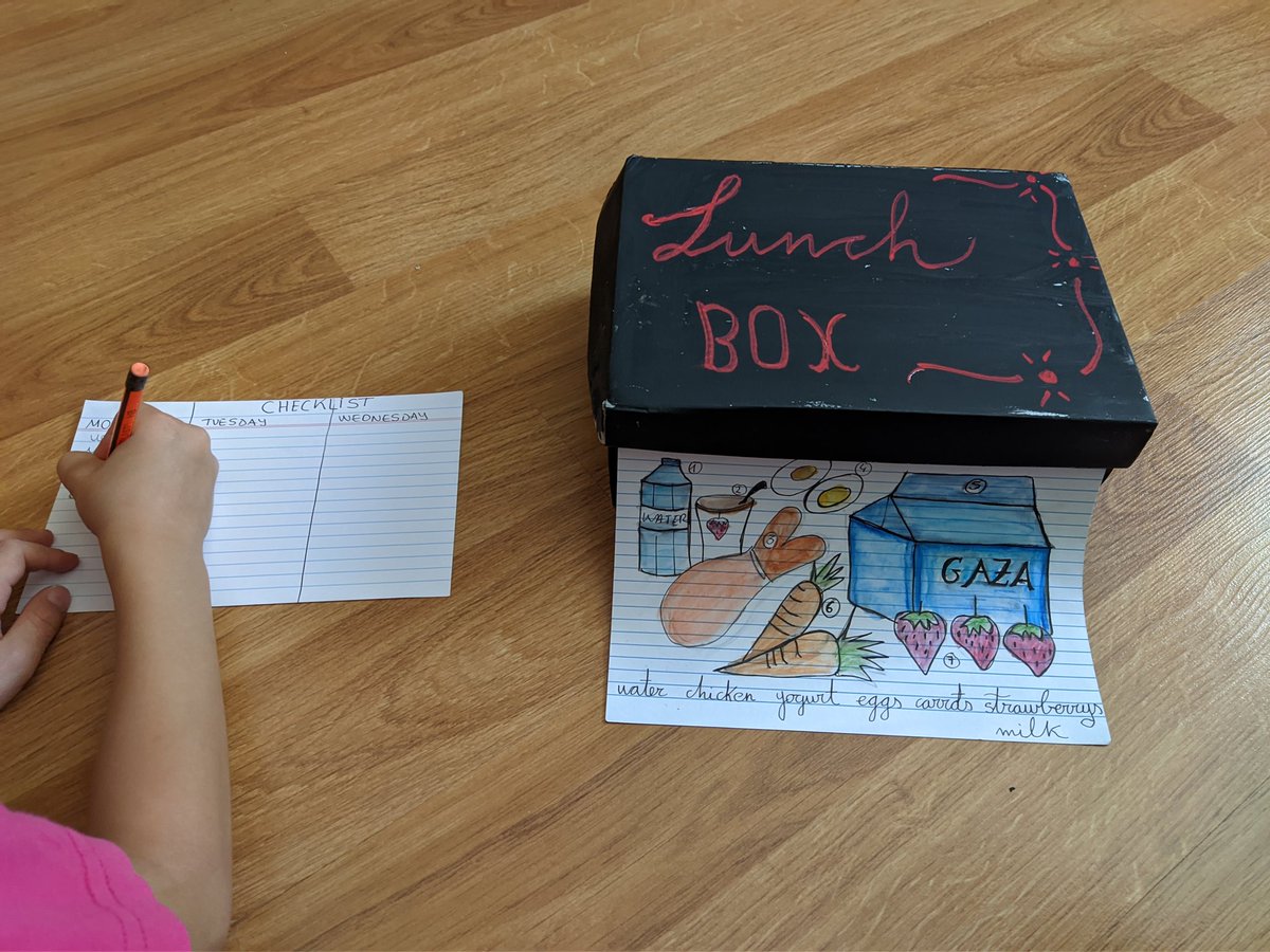 blancanamero's tweet photo. Toca preparar el examen #Food con @elt_songs y con ideas #thinkering y usando las rutinas de casa. Cada día elegiremos, entre un listado de alimentos, dos para nuestra #LunchBox.¡Ya tenemos elegida la merienda para mañana. https://t.co/r4Kx4hIwFr
