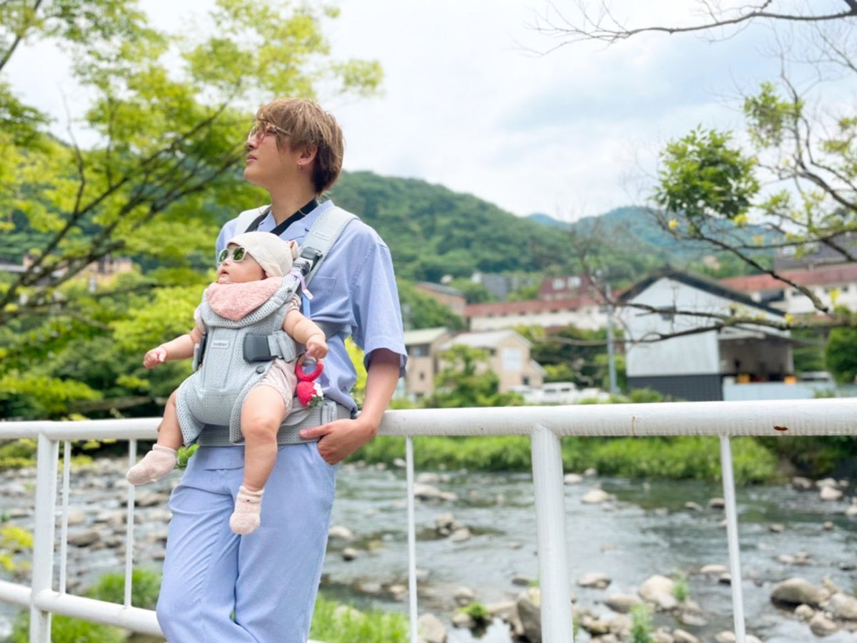 sakashinnnn's tweet photo. 33歳になりました㊗️✨
出会ってくれた皆様、応援してくださる皆様、いつも本当にありがとう🙇‍♂️✨
今後も役者として自分らしく精一杯頑張っていきますので宜しくお願いします‼️
応援してくださる皆様、仲間のみんなこれからも仲良くしてね😎✨

※娘は紫外線から目を守ってくれるサングラスをしてます🕶 https://t.co/A0VqhMZpl3