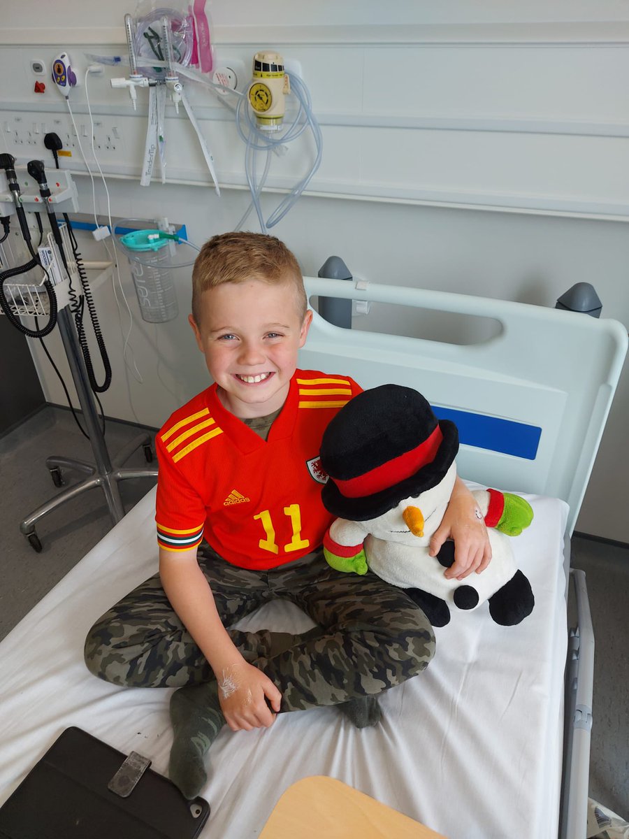 ajeans1981's tweet photo. Help keep Oliver age 9 smiling in hospital suspected appendicitis awaiting bloods and should be at #WALUKR made a sign for @GarethBale11 shirt @_SkysportsF @SkySportsNews https://t.co/1kLZFzaEdy