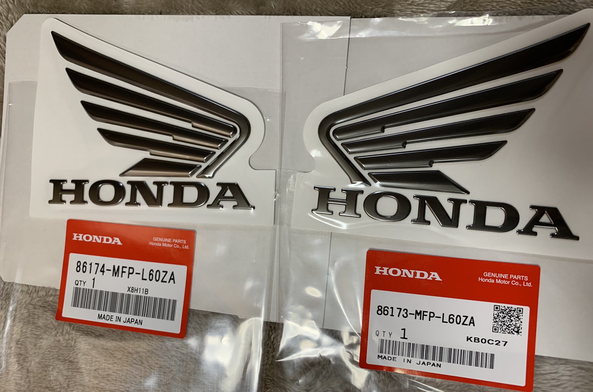はるバイクちゃんねる 定期 Honda立体エンブレムの紹介 右エンブレム Mfp L60za ホンダ純正 マーク R フューエルタンク 左エンブレム Mfp L60za ホンダ純正 マーク L フューエルタンク 価格各 3 058円と送料700円 合計 6 816円 夢で