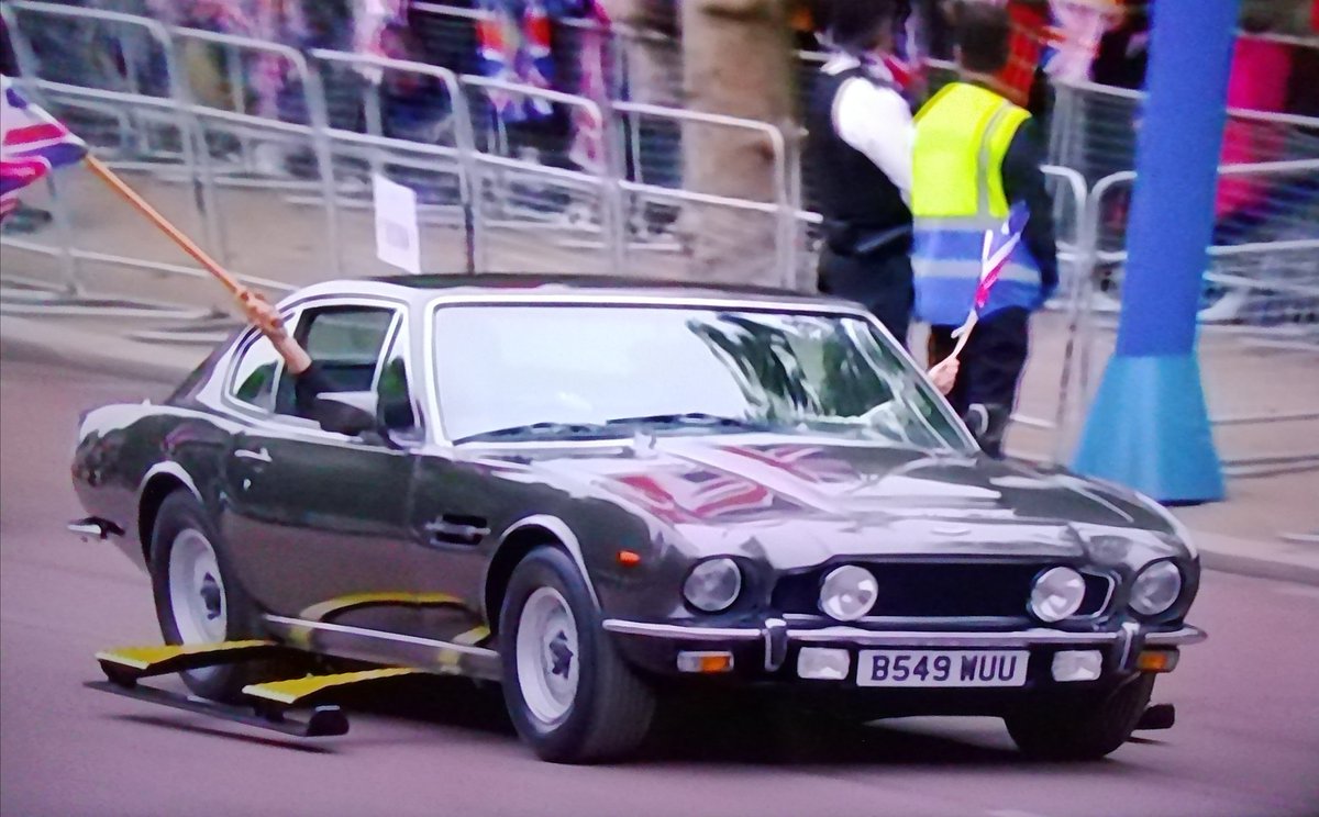 Sam20940390's tweet photo. #JubileePageant #JamesBond #007 https://t.co/vKNUGOopIS