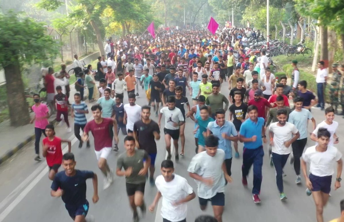NorthernComd_IA's tweet photo. #IndianArmyPeoplesArmy organised 'Run for Earth' at #Roorkee, #Uttrakhand. More than 600 #Youth participated comprising of #NCC Cadets,  Ex-Servicemen including Women &amp; Girls.
#WorldEnvironmentDay2022
#WomenEmpowerment 
#FitIndia
@adgpi 
@PIB_India 
@DefenceMinIndia
@IndiaSports https://t.co/grPED7BrQe
