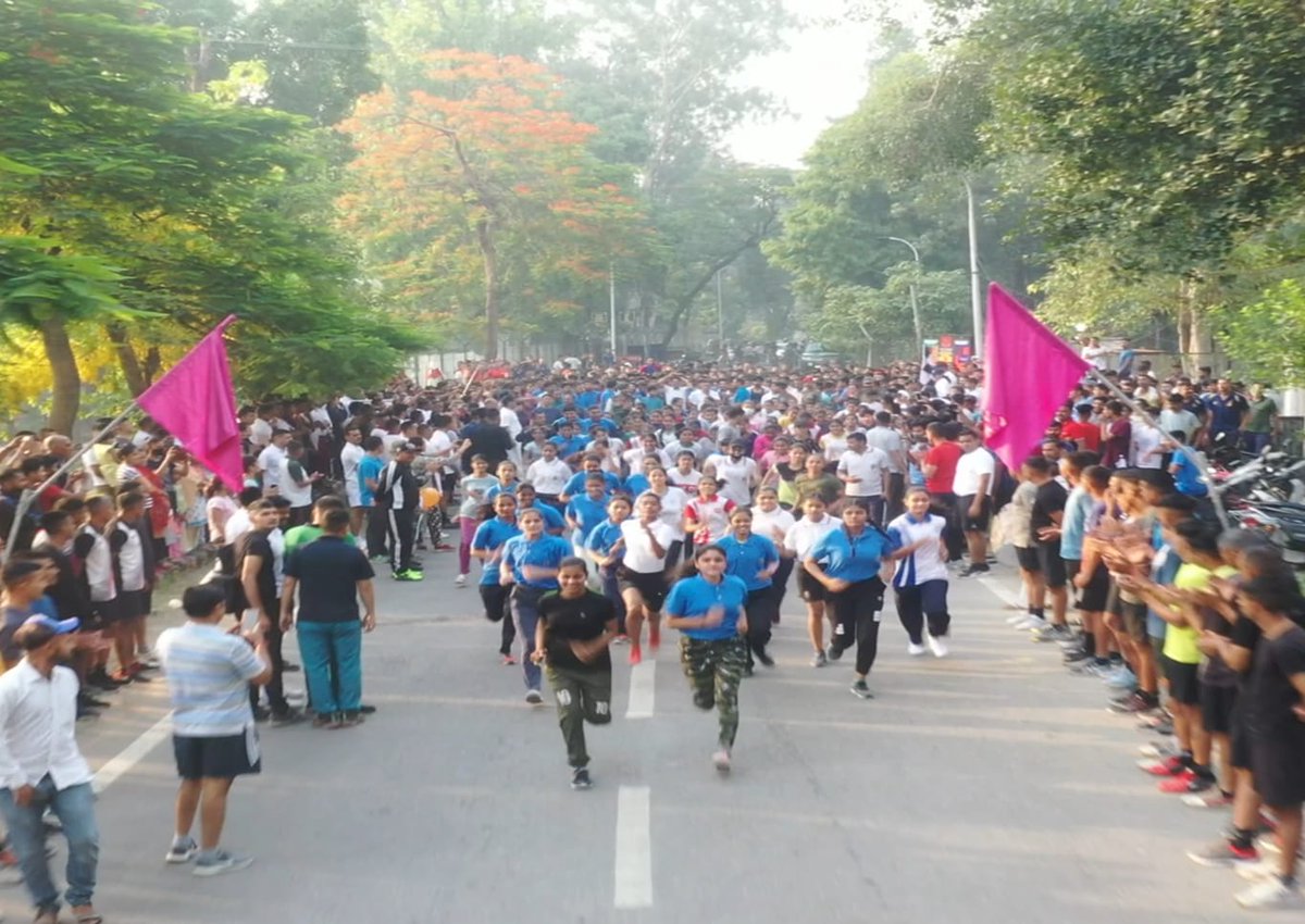 NorthernComd_IA's tweet photo. #IndianArmyPeoplesArmy organised 'Run for Earth' at #Roorkee, #Uttrakhand. More than 600 #Youth participated comprising of #NCC Cadets,  Ex-Servicemen including Women &amp; Girls.
#WorldEnvironmentDay2022
#WomenEmpowerment 
#FitIndia
@adgpi 
@PIB_India 
@DefenceMinIndia
@IndiaSports https://t.co/grPED7BrQe