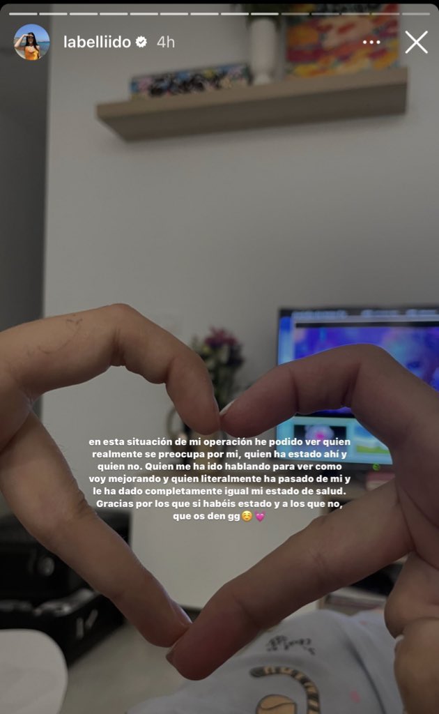 Esta tía lleva una semana actuando como si le hubiesen diagnosticado cáncer de pulmón y simplemente se ha puesto tetas, estoy volando.