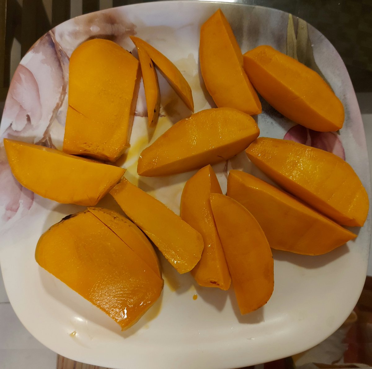 gauripokhariyal's tweet photo. And I thought I could eat 2 Hapoos at one time but I was wrong. 
Absolutely yummy. .
#Hapoos #mangoes #alphonsomango https://t.co/OKqF29JeOI