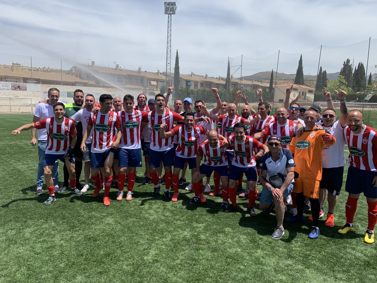 UDCTOFICIAL's tweet image. Espectacular TROFEO ALHAMBRA del equipo de veteranos de nuestro pueblo.Han sido SUBCAMPEONES con un total de 105 equipos participantes, agradecer a la organización por este espectacular campeonato. El próximo año ahí estaremos!
EJEMPLO DE CONVIVENCIA

#graciasGranada
🟥⬜️🌈🟥⬜️🌈