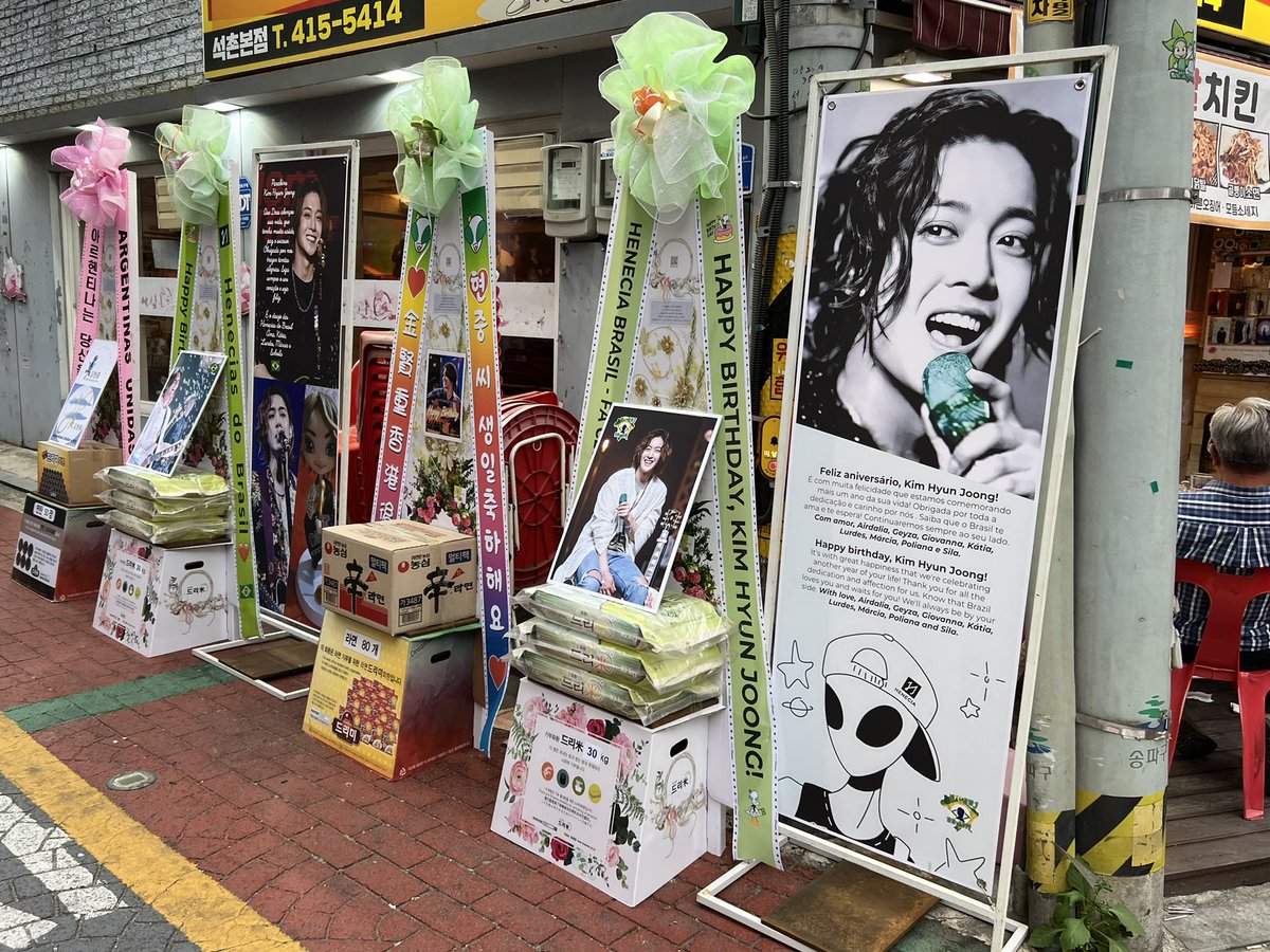 illublue's tweet photo. Couple of other views of the Jaksal birthday support wreaths for those who want some shots #kimhyunjoong https://t.co/13tkkK8rVn