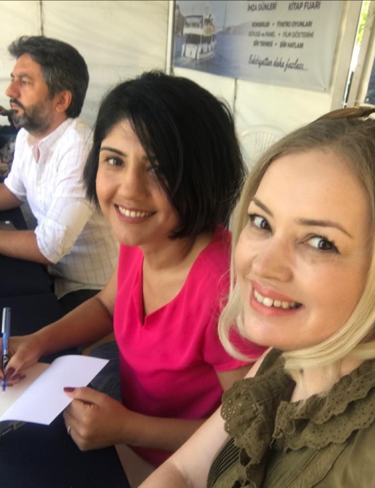 cilemdilber's tweet photo. Kazasız belasız vakitlice  vardık. #KuyrukluYalan için kuyruklar oluşmadı tabii.🤭  Onun yerine öykülü, dostluklu mini sohbetlerimiz oldu.💐Bu da böyle bir anımızdır artık canım @merladali -mla. #sarıyeredebiyatgünleri
@NotaBeneY https://t.co/11pxjdWcAx