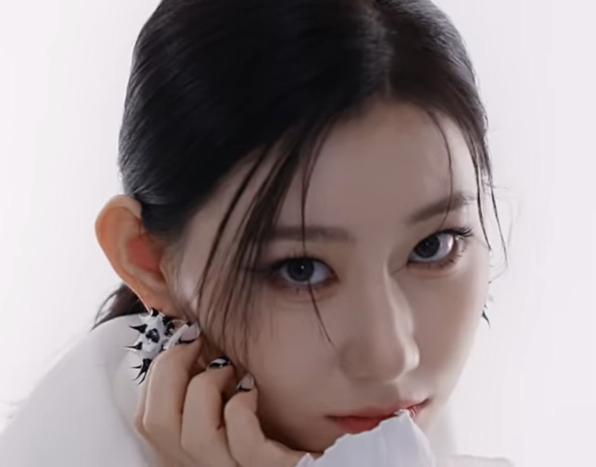 EGIRLCHAER's tweet photo. LEE CHAERYEONG FROM ITZY EVERYONE https://t.co/ndQi9x3pXL