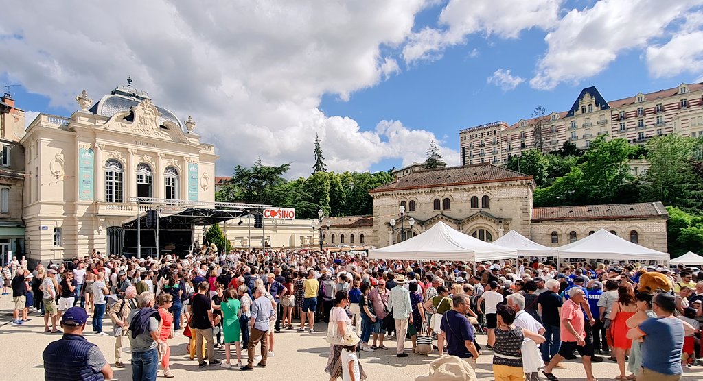 CdricCorre1's tweet photo. Hier @Volvic_VVX 🏃‍♀️, aujourd'hui #JazzauxSources🎺, et demain #PianoàRiom 🎼, que ça fait du bien de retrouver nos événements et nos festivaliers !!! 😃 https://t.co/sqjPNMKerB