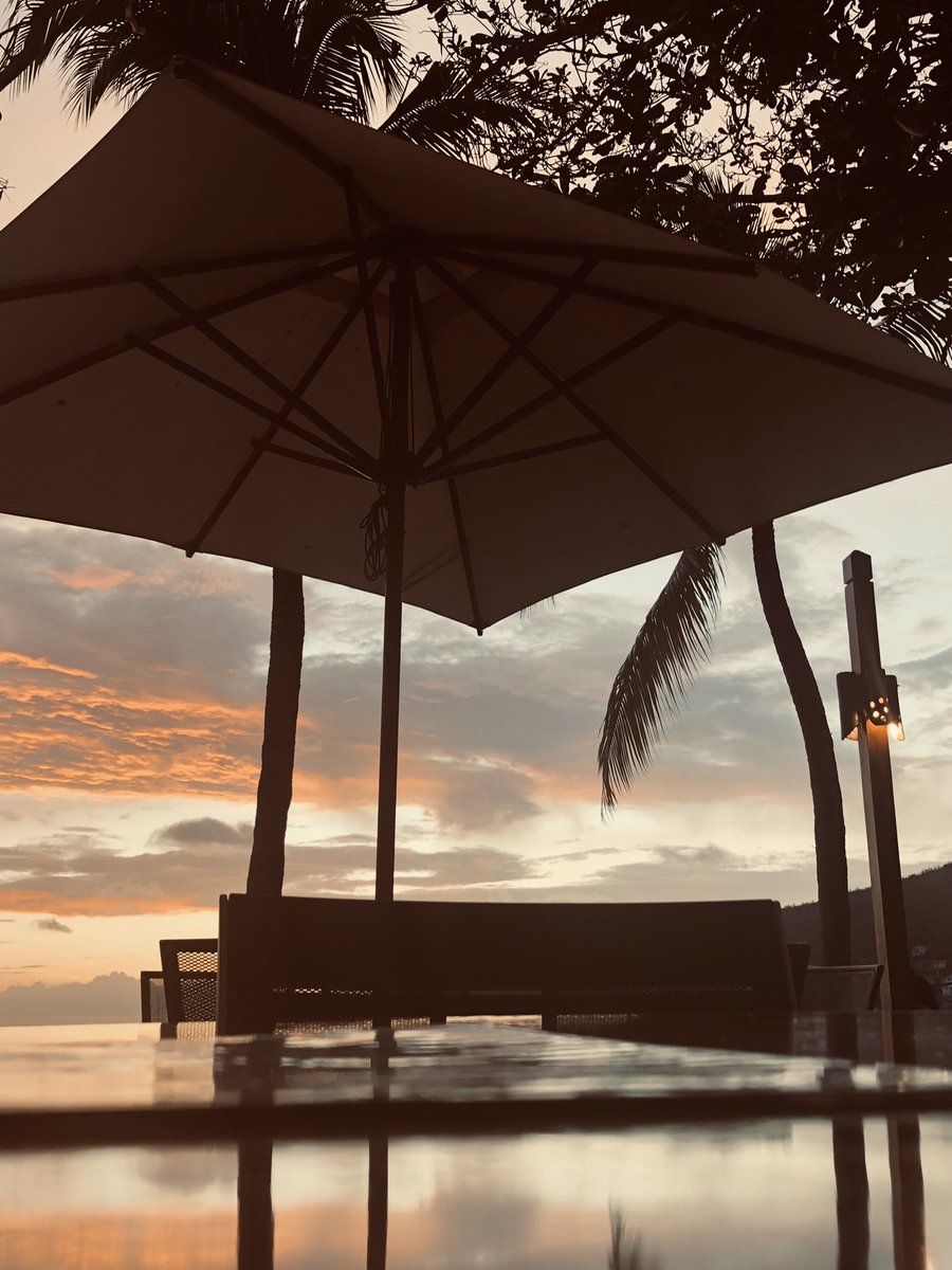 TriggersDouble's tweet photo. #SaintVincent thank you 🙏🏻 for the amazing sunsets 💙 #BeBackSoon 🛫 https://t.co/9xNY76sdqf
