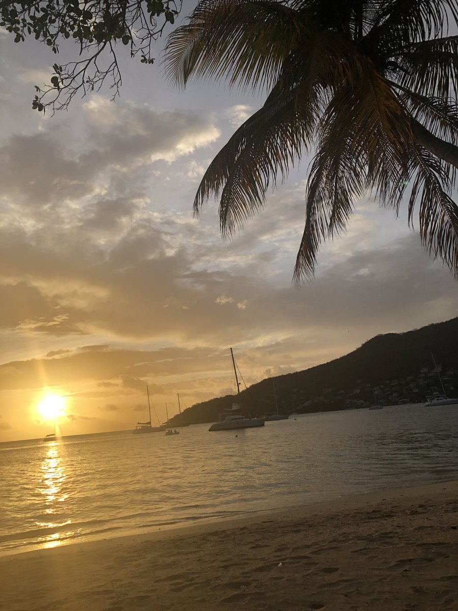 TriggersDouble's tweet photo. #SaintVincent thank you 🙏🏻 for the amazing sunsets 💙 #BeBackSoon 🛫 https://t.co/9xNY76sdqf