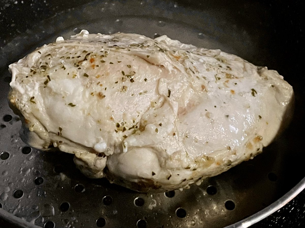 鶏胸肉蒸してる 