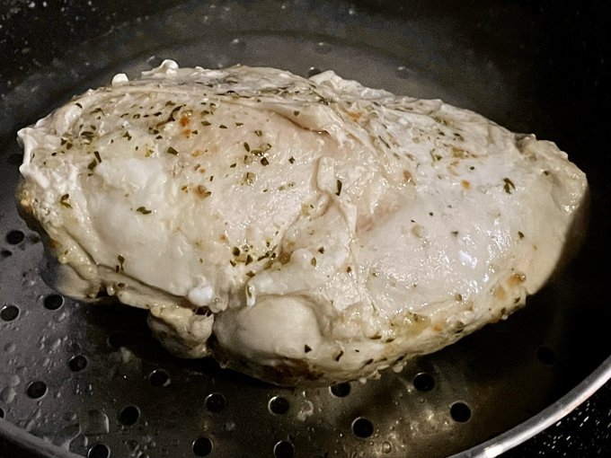 鶏胸肉蒸してる 