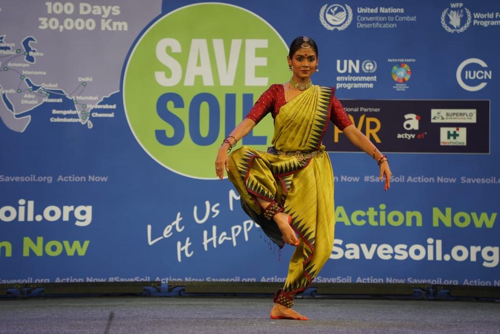 cpsavesoil's tweet photo. Public #SaveSoil event at the Indira Gandhi Stadium in the heart of New Delhi opens with a tantalizing performance by @radhejaggi and @IshaSamskriti 
#SaveSoilDelhi 
Action Now: https://t.co/z6MmqMf5nE
#ConsciousPlanet https://t.co/UW48iJaFNA