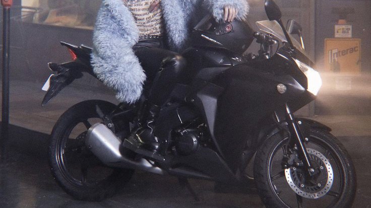 intervioleta's tweet image. beomjun!au | Red Moon 🌙

Pela primeira vez na vida, Beomgyu se viu em um lugar que nunca imaginou; uma corrida ilegal. Ele também nunca pensou que teria o coração atropelado pelo olhar instigante de Red Moon, o maldito motoqueiro que era conhecido como a lenda viva dos rachas.