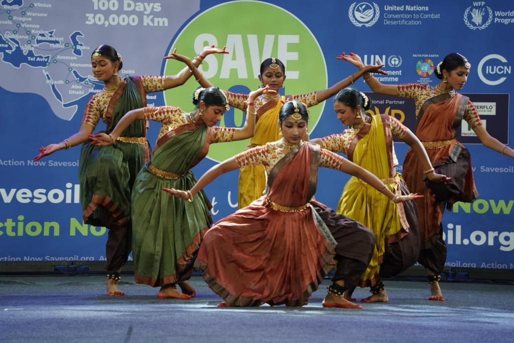 cpsavesoil's tweet photo. Public #SaveSoil event at the Indira Gandhi Stadium in the heart of New Delhi opens with a tantalizing performance by @radhejaggi and @IshaSamskriti 
#SaveSoilDelhi 
Action Now: https://t.co/z6MmqMf5nE
#ConsciousPlanet https://t.co/UW48iJaFNA