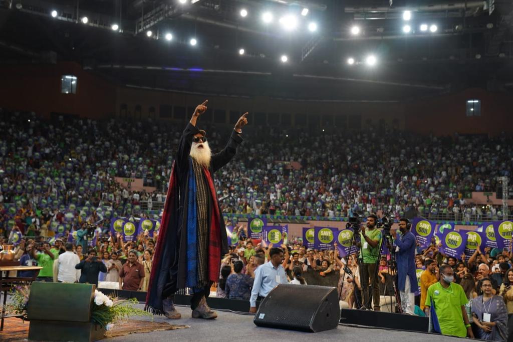 cpsavesoil's tweet photo. #SaveSoil takes New Delhi by storm with an incredible audience of over 15,000 attendees at the public event.
#SaveSoilDelhi 
Action Now: https://t.co/z6MmqMf5nE
#ConsciousPlanet @SadhguruJV https://t.co/2vew66bRbe