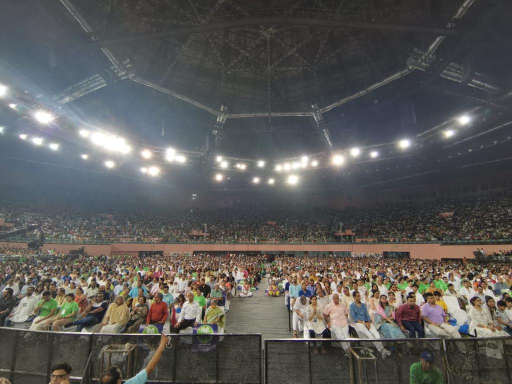 cpsavesoil's tweet photo. #SaveSoil takes New Delhi by storm with an incredible audience of over 15,000 attendees at the public event.
#SaveSoilDelhi 
Action Now: https://t.co/z6MmqMf5nE
#ConsciousPlanet @SadhguruJV https://t.co/2vew66bRbe