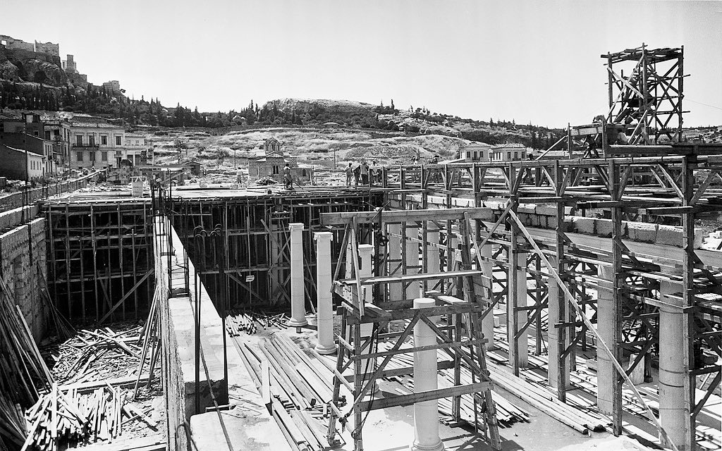 ASCSAthens's tweet photo. 🏛 Enjoy this photo taken on this day in 1955, showing the pouring of the second section of the upper story of the Stoa of Attalos and the erection of an inner colonnade column, surrounded by scaffolding. #ASCSA140 https://t.co/6YHpNmx6N0