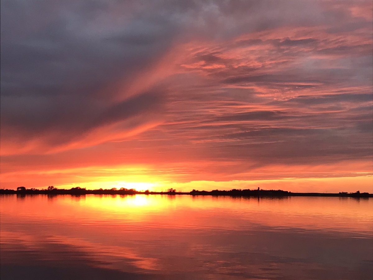 DHalbkat's tweet image. Nothing beats a South Dakota sunset! #SouthDakota